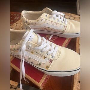 *New in Box - Women’s Floral Vans